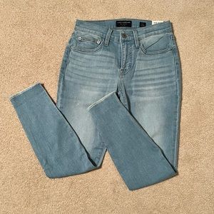 NWT Lucky Brand Women’s Mid Rise Ava Skinny Jeans Size 2 / 26